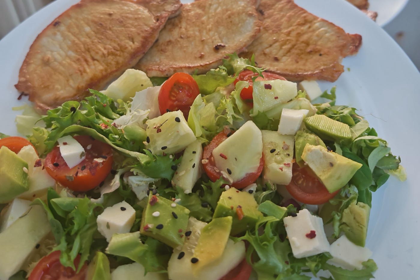 Ensaladas con pollo, aguacate y tomate