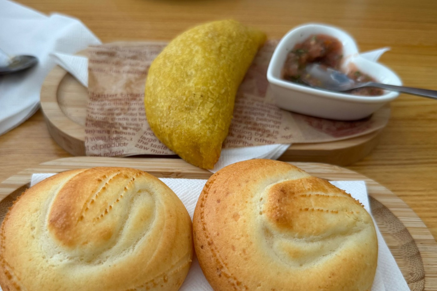 Dos pandebonos y una empanada