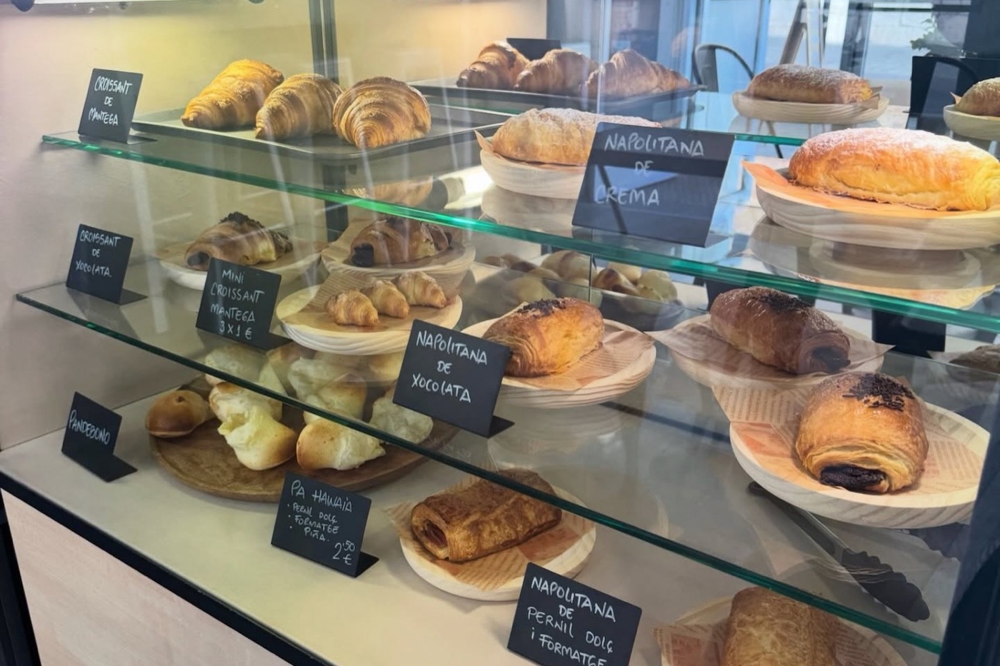 La vitrina con croissants y napolitanas