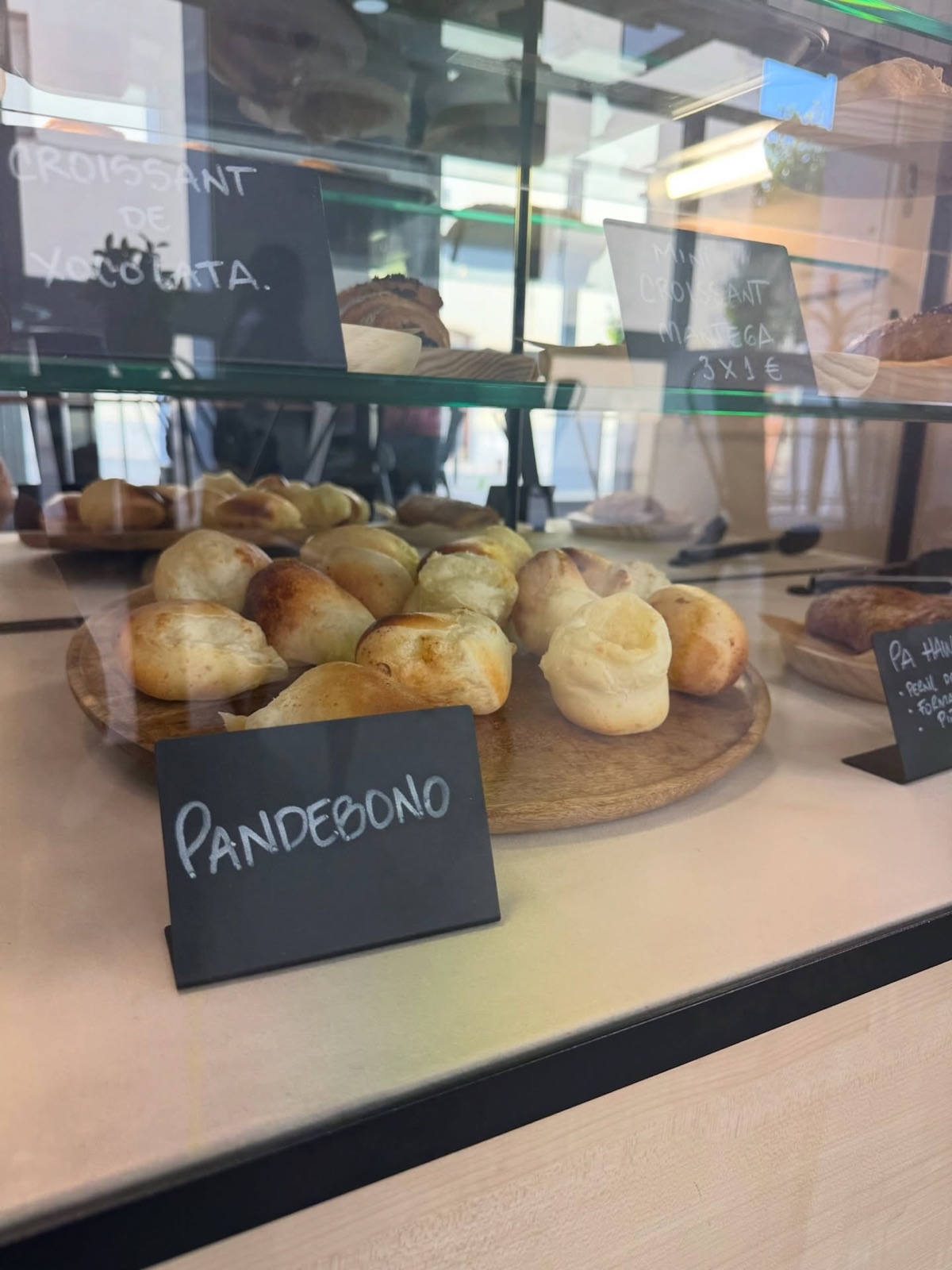 Pandebonos en la vitrina con su cartelito