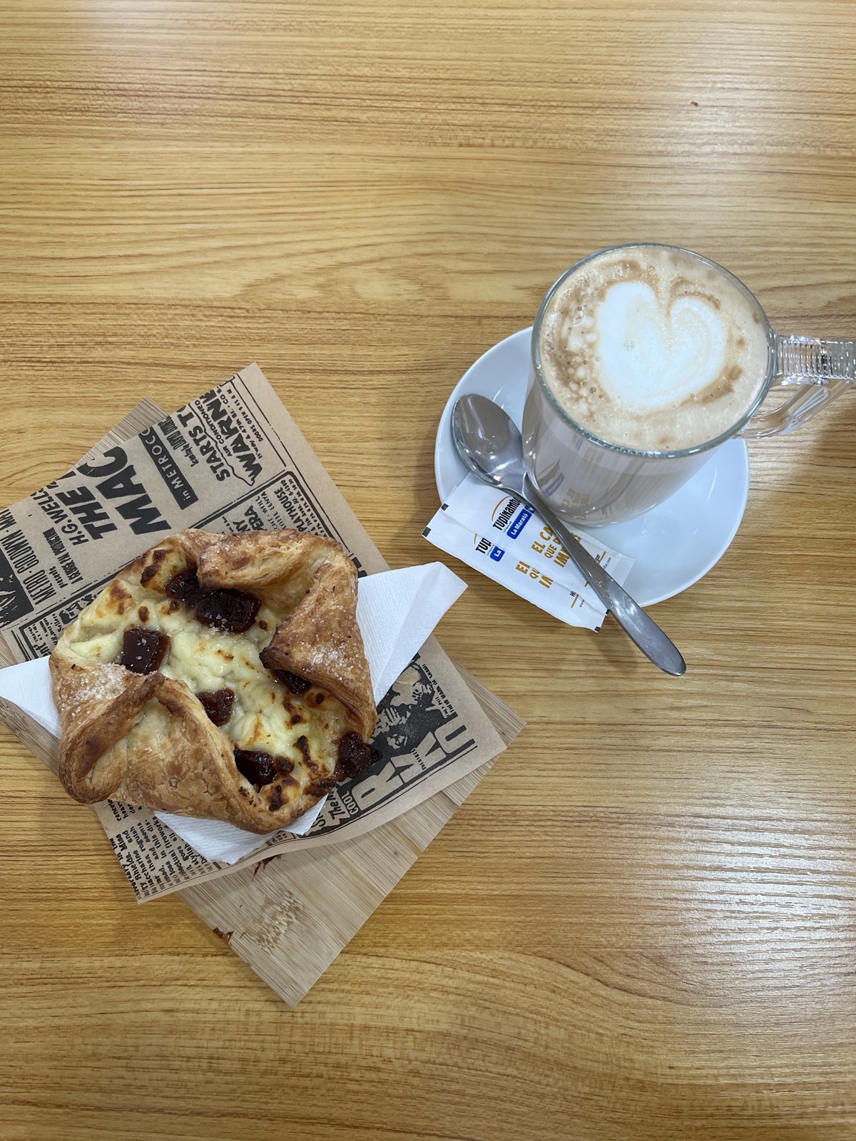 Hojaldre de queso y guayaba con un café