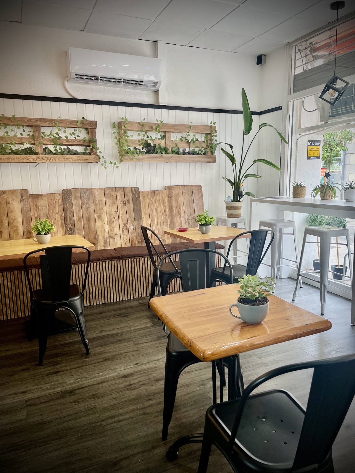 La sala de Café d'Lu, con madera y plantas